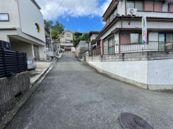 【前面道路含む現地写真】 | 枚方市岡山手町　古家付土地