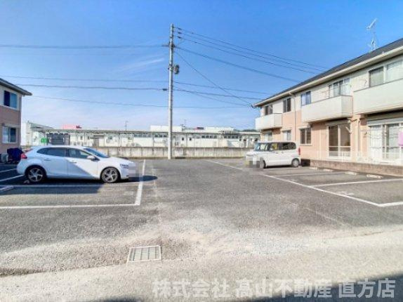 ヴィサージュ本城D棟の駐車場