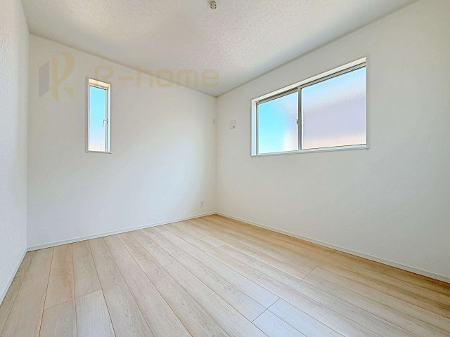 常総市新石下第8　新築戸建て　1号棟の洋室|2面窓の風通しの良い洋室です♪差し込む暖かな陽当たりで、室内がくつろげる空間に早変わりです♪