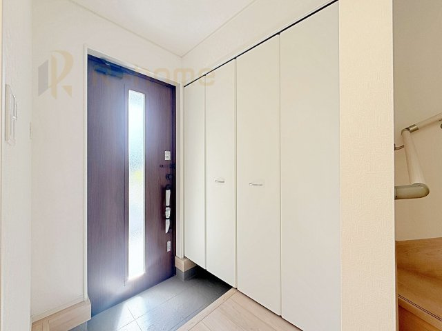 常総市新石下第8　新築戸建て　1号棟の玄関|気持ちよくご家族やゲストを送迎できる穏やかな雰囲気の玄関♪大きな下駄箱で玄関廻りスッキリ♪