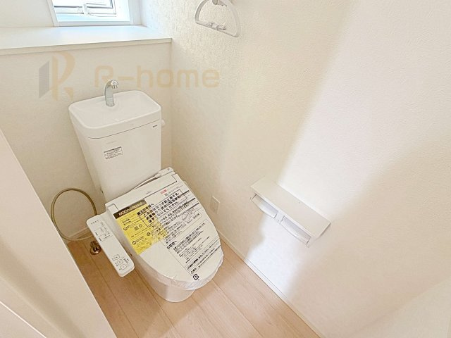常総市新石下第8　新築戸建て　1号棟のトイレ|温水洗浄便座付きのトイレ。
トイレが２ヵ所設置で朝の忙しい時間でも安心です。