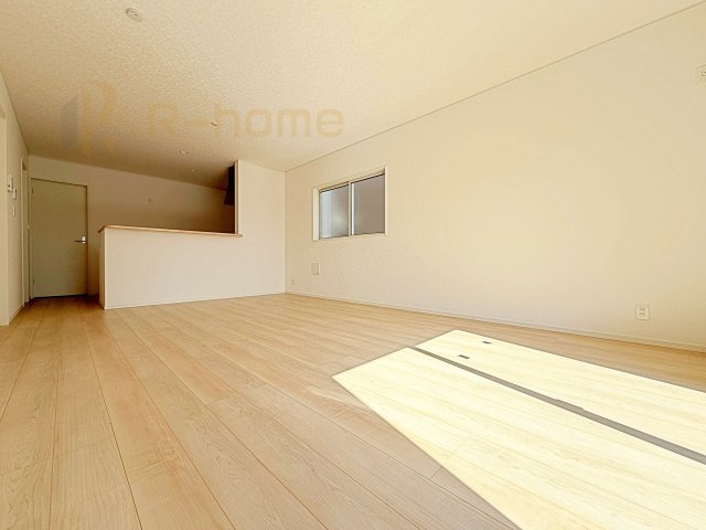 常総市新石下第8　新築戸建て　1号棟の居間・リビング|広々とした余裕のあるリビングです♪大きな窓からは自然光が届きます。