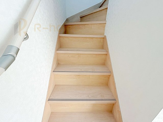 常総市新石下第8　新築戸建て　1号棟の内装|手すりのついた階段！小さなお子様の利用も一安心です♪