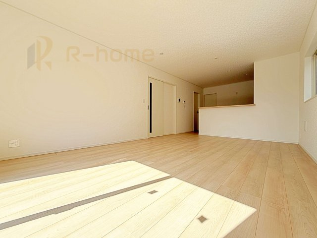 常総市新石下第8　新築戸建て　1号棟の居間・リビング|広くて明るいＬＤＫ♪ ゆったりくつろげるリビングスペースで、ご家族皆様の笑顔が溢れます。