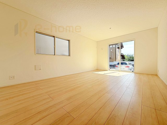 常総市新石下第8　新築戸建て　1号棟の居間・リビング|リビングには開口部を可能な限り多く設けました。人が集まる場所なので開放感が必要な場所だと思います。