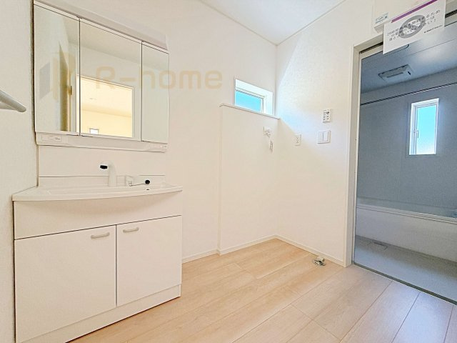 常総市新石下第8　新築戸建て　1号棟の洗面所|清潔感溢れる洗面台は嬉しい三面鏡付き。洗剤や歯ブラシなどもすっきり収納できます♪