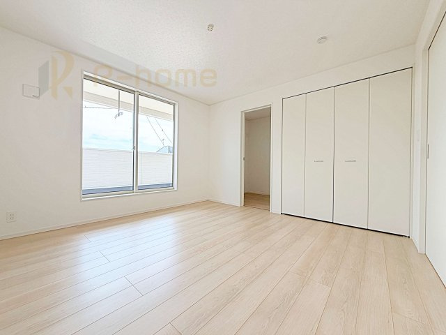 常総市新石下第8　新築戸建て　1号棟の洋室|どんな部屋家具も合わせやすいシンプルな洋室！
たっぷりの日差しと心地よい風が舞い込む住まい♪