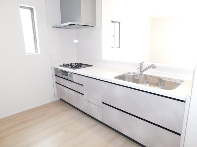 名古屋市西区笠取町１丁目の新築一戸建のキッチン|◇キッチン◇　　人気の対面式・人造大理石カウンターシステムキッチン・浄水機能付ハンドシャワー・スローインクローズレール・薄型換気扇・静音仕様シンク・Ｓｉセンサーコンロ（３口）・床下収納庫