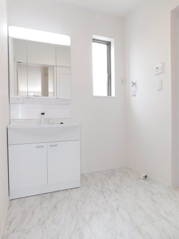 名古屋市西区笠取町１丁目の新築一戸建の独立洗面台|◇洗面室◇　　広い洗面室！　三面鏡シャワードレッサー