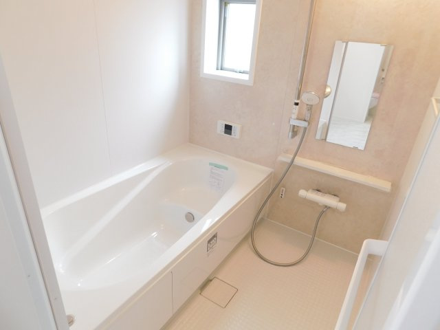 名古屋市西区笠取町１丁目の新築一戸建の浴室|◇浴室◇　　広い１坪サイズ（LIXIL）・保温浴槽・エコベンチ浴槽・追い焚き・オートバス・浴室暖房乾燥機・スライドバーシャワー・キレイサーモフロア・バリアフリーバス・浴室窓あり