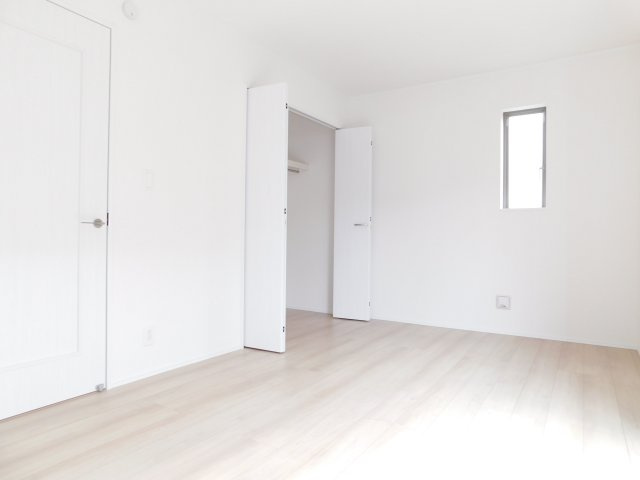 名古屋市西区笠取町１丁目の新築一戸建の洋室|◇１階洋室◇　　南面を含む２面採光で明るい洋室約７．５帖　全居室収納完備♪　庭へ出入りすることができます！