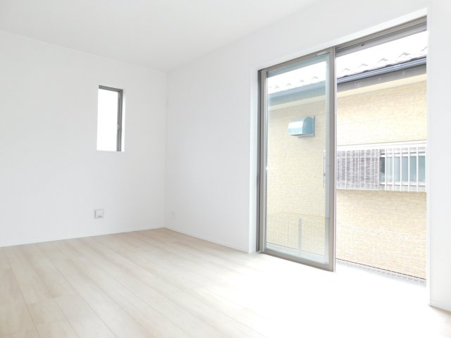 名古屋市西区笠取町１丁目の新築一戸建の洋室|◇１階洋室◇　　南面を含む２面採光で明るい洋室約７．５帖　全居室収納完備♪　庭へ出入りすることができます！