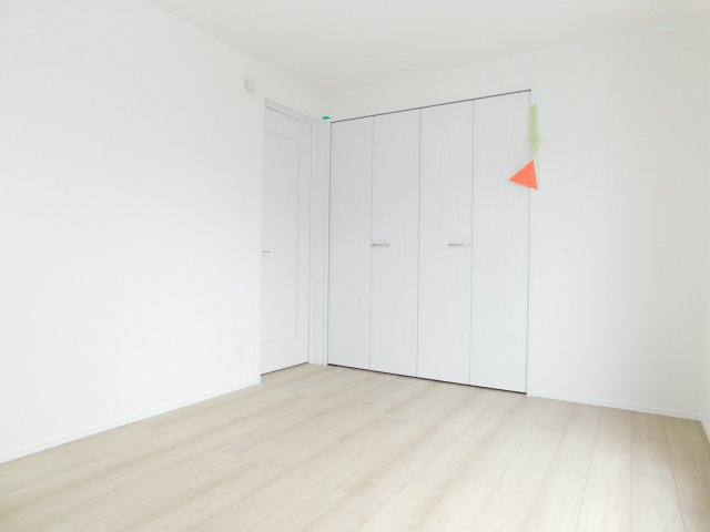 名古屋市西区笠取町１丁目の新築一戸建の洋室|◇３階洋室◇　　２面採光で明るい洋室約６．０帖　全居室収納完備♪　バルコニー付き！