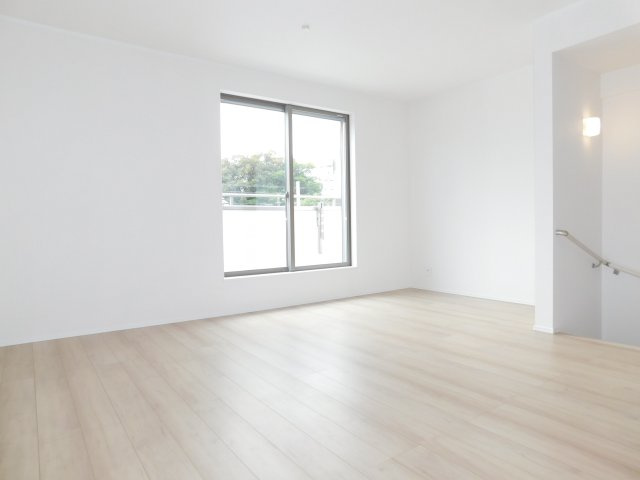 名古屋市西区笠取町１丁目の新築一戸建の居間・リビング|◇リビング◇　　南面を含む２面採光で明るいリビング約１５．７５帖　リビング収納完備！