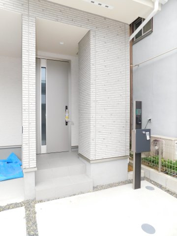 名古屋市西区笠取町１丁目の新築一戸建の玄関|◇玄関ポーチ◇　　屋根がしっかりとある玄関ポーチ♪