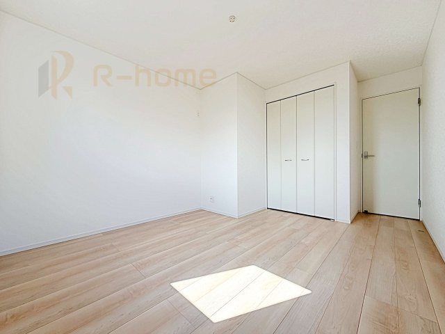 常総市新石下第8　新築戸建て　2号棟の洋室|どんな部屋家具も合わせやすいシンプルな洋室！
たっぷりの日差しと心地よい風が舞い込む住まい♪