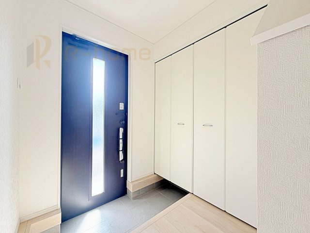 常総市新石下第8　新築戸建て　2号棟の玄関|気持ちよくご家族やゲストを送迎できる穏やかな雰囲気の玄関♪大きな下駄箱で玄関廻りスッキリ♪