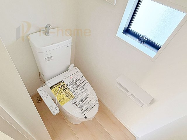 常総市新石下第8　新築戸建て　2号棟のトイレ|温水洗浄便座付きのトイレ。
トイレが２ヵ所設置で朝の忙しい時間でも安心です。
