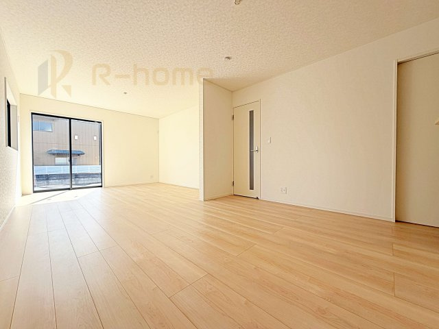 常総市新石下第8　新築戸建て　2号棟の居間・リビング|広々とした余裕のあるリビングです♪大きな窓からは自然光が届きます。