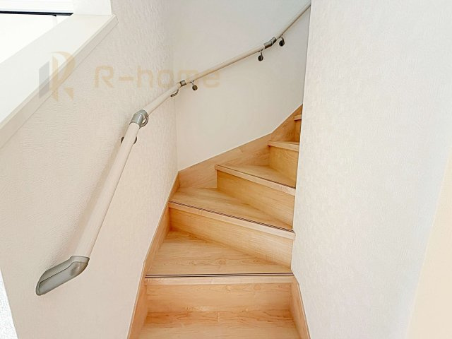 常総市新石下第8　新築戸建て　2号棟の内装|手すりのついた階段！小さなお子様の利用も一安心です♪