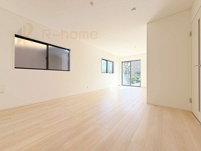 常総市新石下第8　新築戸建て　2号棟の居間・リビング|リビングには開口部を可能な限り多く設けました。人が集まる場所なので開放感が必要な場所だと思います。