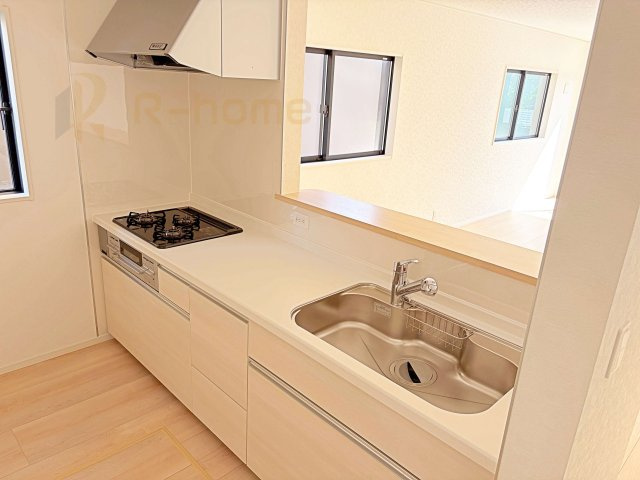 常総市新石下第8　新築戸建て　2号棟のキッチン|料理をしながら家族とコミュニケーションが取れる対面式システムキッチン。