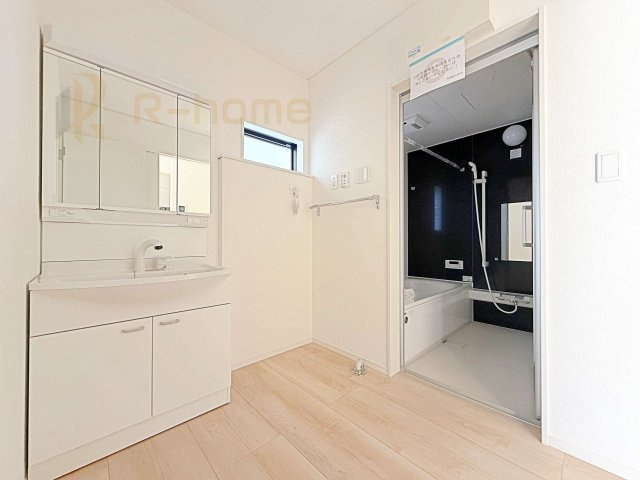 常総市新石下第8　新築戸建て　2号棟の洗面所|清潔感溢れる洗面台は嬉しい三面鏡付き。洗剤や歯ブラシなどもすっきり収納できます♪