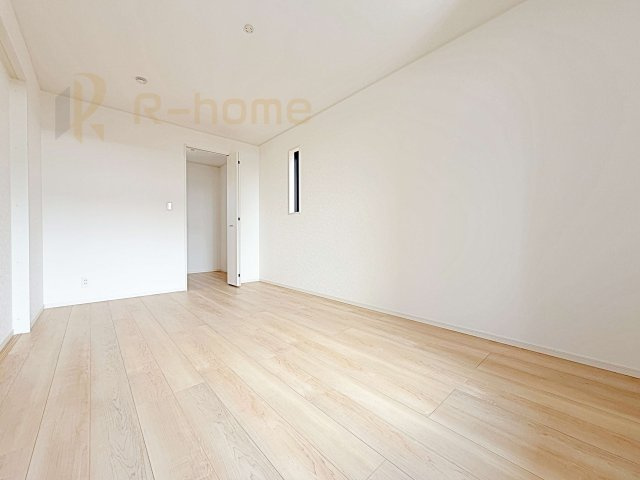 常総市新石下第8　新築戸建て　2号棟の洋室|収納便利なウォークインクローゼット付きの洋室♪
明るく風通しの良いお部屋です♪
