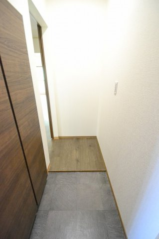 広島市西区己斐本町２丁目の賃貸マンションの玄関