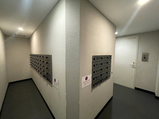当社スタッフが住んでいるからこそ分かるコトがある！【レーベンリヴァーレ横濱鶴ヶ峰ヒルズ】リフォームの設備|メールボックスも３面で、スペースにも余裕があります。