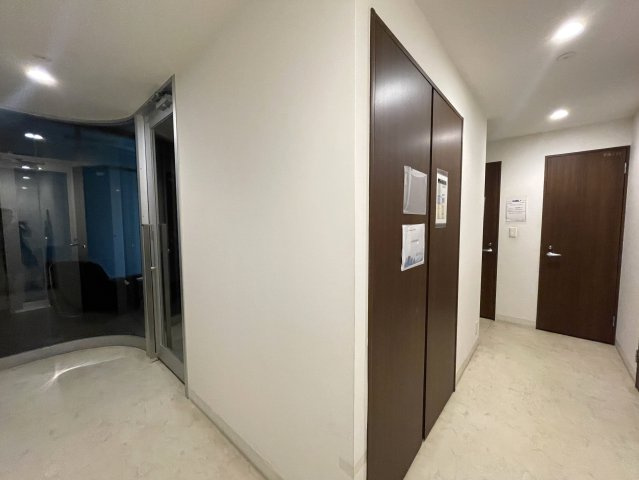 当社スタッフが住んでいるからこそ分かるコトがある！【レーベンリヴァーレ横濱鶴ヶ峰ヒルズ】リフォームのその他共用部分|備蓄倉庫です。コレ、安心です。ちなみに、各戸、停電時に役立つ備蓄電池が設置されています。