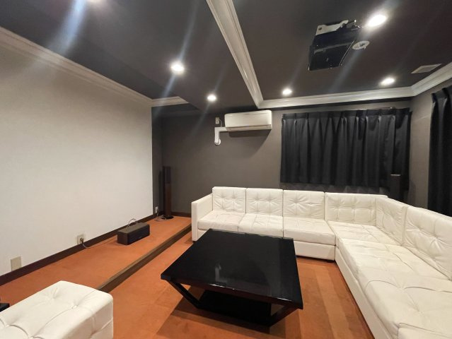 当社スタッフが住んでいるからこそ分かるコトがある！【レーベンリヴァーレ横濱鶴ヶ峰ヒルズ】リフォームのその他共用部分|シアタールーム。ＤＶＤ視聴対応だったと思います。