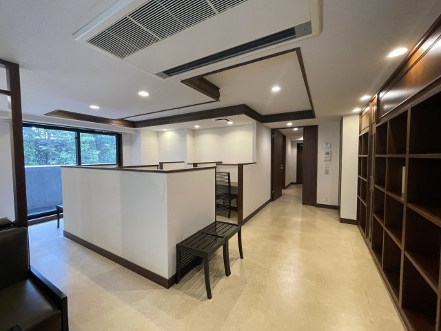 当社スタッフが住んでいるからこそ分かるコトがある！【レーベンリヴァーレ横濱鶴ヶ峰ヒルズ】リフォームのその他共用部分|ライブラリールームです。勉強するにも落ち着いたスペース。