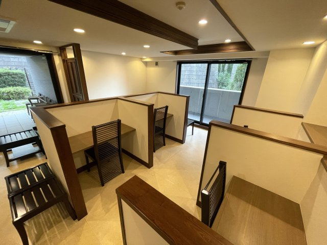 当社スタッフが住んでいるからこそ分かるコトがある！【レーベンリヴァーレ横濱鶴ヶ峰ヒルズ】リフォームのその他共用部分|気分転換にテラスも出る事が出来ます。