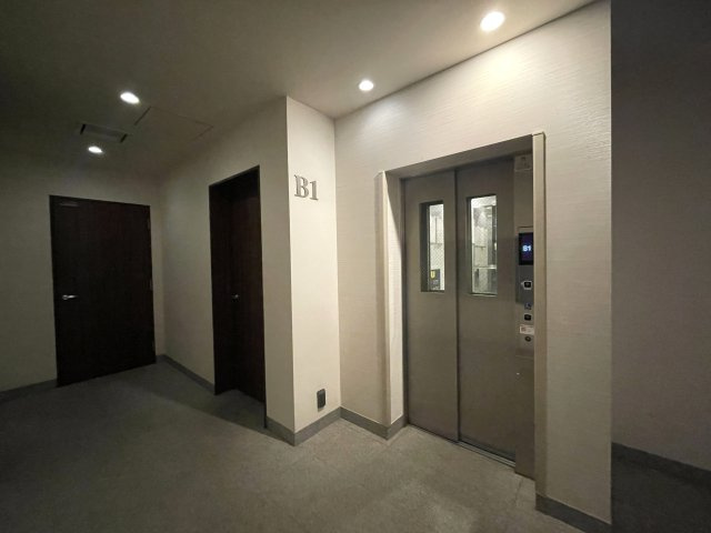 当社スタッフが住んでいるからこそ分かるコトがある！【レーベンリヴァーレ横濱鶴ヶ峰ヒルズ】リフォームのその他|自転車や駐車場利用者のサブエントランス。台車も自由に使えて何気に便利です。