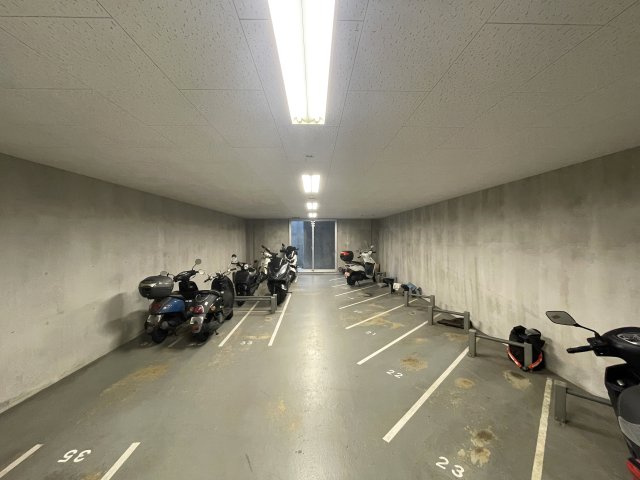 当社スタッフが住んでいるからこそ分かるコトがある！【レーベンリヴァーレ横濱鶴ヶ峰ヒルズ】リフォームの駐輪場|バイク置き場は、大型車も対応しています。区画によって、月額１０００円か２０００円となります。