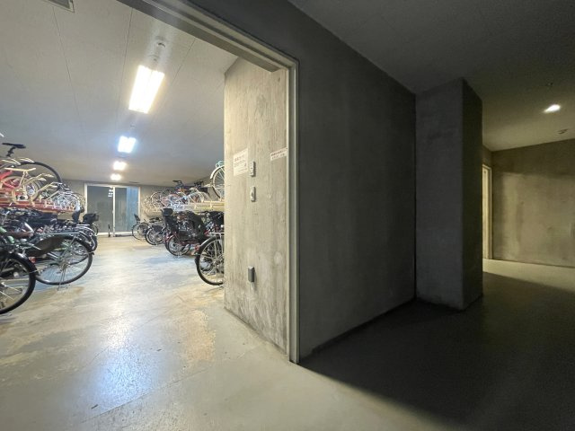 当社スタッフが住んでいるからこそ分かるコトがある！【レーベンリヴァーレ横濱鶴ヶ峰ヒルズ】リフォームの駐輪場|駐輪場は２か所。お子様専用の駐輪場は駐車場の１画にあります。上段・下段の２段式。