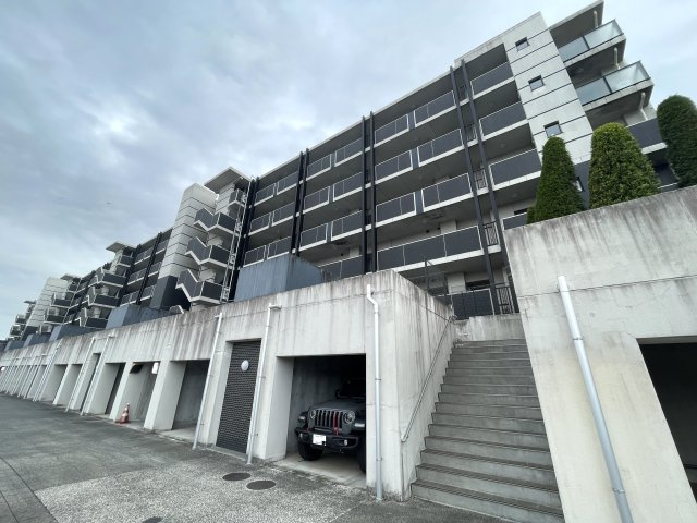 当社スタッフが住んでいるからこそ分かるコトがある！【レーベンリヴァーレ横濱鶴ヶ峰ヒルズ】リフォームの外観|１階にお住いの方は、屋根付き駐車場の権利がある様です。