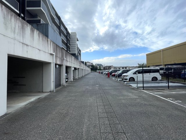 当社スタッフが住んでいるからこそ分かるコトがある！【レーベンリヴァーレ横濱鶴ヶ峰ヒルズ】リフォームの駐車場|３段機械式で、一住戸１台は確保されます。空きがあれば２台目の契約もＯＫ。