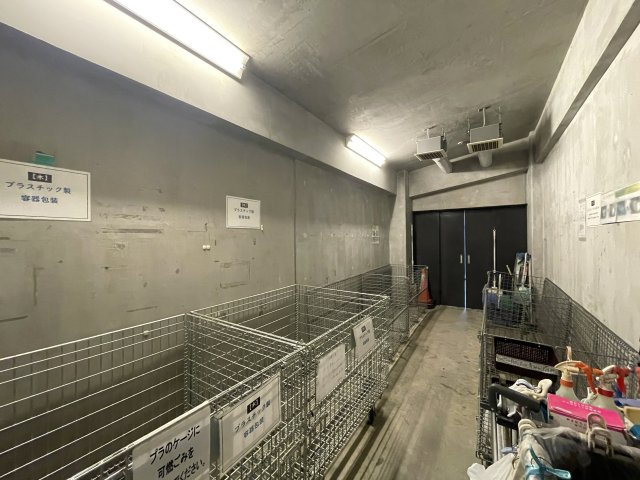 当社スタッフが住んでいるからこそ分かるコトがある！【レーベンリヴァーレ横濱鶴ヶ峰ヒルズ】リフォームのその他共用部分|ゴミ置き場は、いつもきれい。監視カメラ設置でもあるので、変な捨て方する人いません。