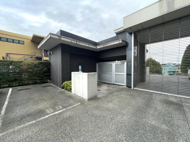当社スタッフが住んでいるからこそ分かるコトがある！【レーベンリヴァーレ横濱鶴ヶ峰ヒルズ】リフォームの駐車場|シャッターゲート式となりますが、来客用駐車場も平置きで１台設置です。