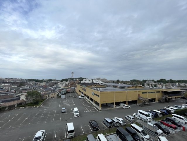 当社スタッフが住んでいるからこそ分かるコトがある！【レーベンリヴァーレ横濱鶴ヶ峰ヒルズ】リフォームの展望|玄関側の眺望です。