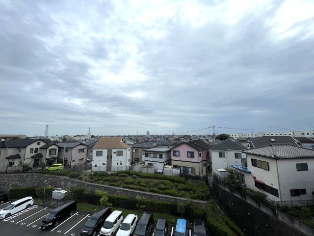 当社スタッフが住んでいるからこそ分かるコトがある！【レーベンリヴァーレ横濱鶴ヶ峰ヒルズ】リフォームの展望|販売のお部屋からではないのですが、ほぼ、この景色となります。鶴ヶ峰方面まで一望です。