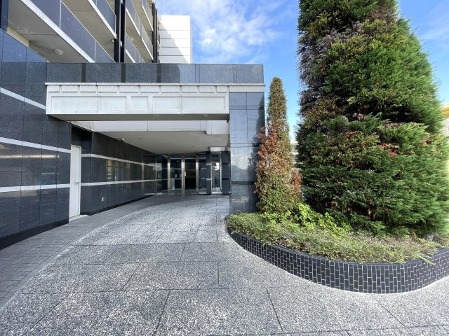 当社スタッフが住んでいるからこそ分かるコトがある！【レーベンリヴァーレ横濱鶴ヶ峰ヒルズ】リフォーム|送り迎え、タクシー利用時は雨も避けられる車寄せ。