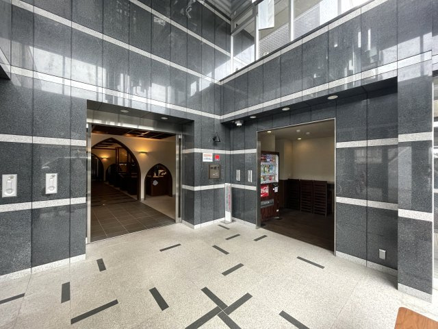 当社スタッフが住んでいるからこそ分かるコトがある！【レーベンリヴァーレ横濱鶴ヶ峰ヒルズ】リフォームのエントランス|エントランスは、シャッターゲート内と２か所。こちらはメインとなっていて、来客時は、１００％こちら。