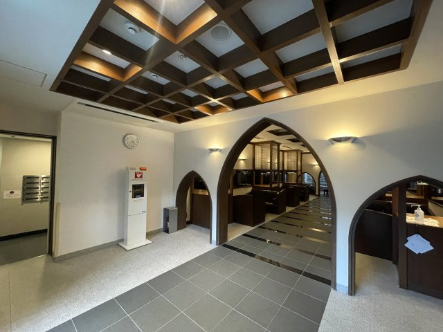 当社スタッフが住んでいるからこそ分かるコトがある！【レーベンリヴァーレ横濱鶴ヶ峰ヒルズ】リフォームのロビー|オートロックを抜けると、座席６席くつろぎスペースがあります。