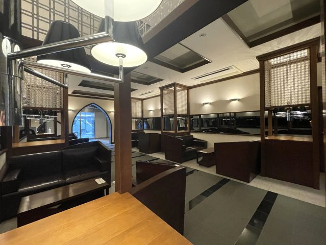 当社スタッフが住んでいるからこそ分かるコトがある！【レーベンリヴァーレ横濱鶴ヶ峰ヒルズ】リフォームのロビー|なんだかオシャレに造られている間接照明。明るすぎず暗すぎずの落ち着く照度です。