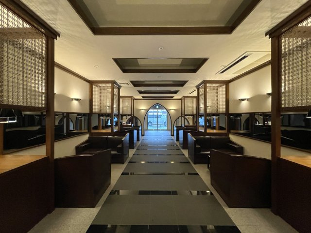 当社スタッフが住んでいるからこそ分かるコトがある！【レーベンリヴァーレ横濱鶴ヶ峰ヒルズ】リフォームのロビー|車を利用しない方は、ほぼ、毎日通るエントランス。一時的な来客対応やお子様がゲームしてたりと自由に。