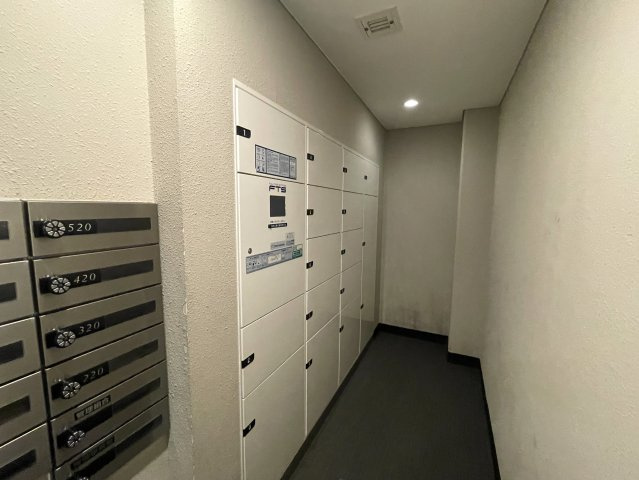 当社スタッフが住んでいるからこそ分かるコトがある！【レーベンリヴァーレ横濱鶴ヶ峰ヒルズ】リフォームの設備|宅配ボックスも多数。大小大きさがあるので、どんなお荷物も入ると思います。満室状態はあまり見ません。