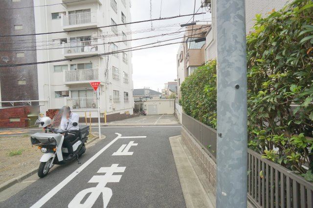 上目黒５　土地の前面道路含む現地写真|北西側　公道　幅員約4m　接道約6.3m
南西側　公道　幅員約4m　接道約10.5m